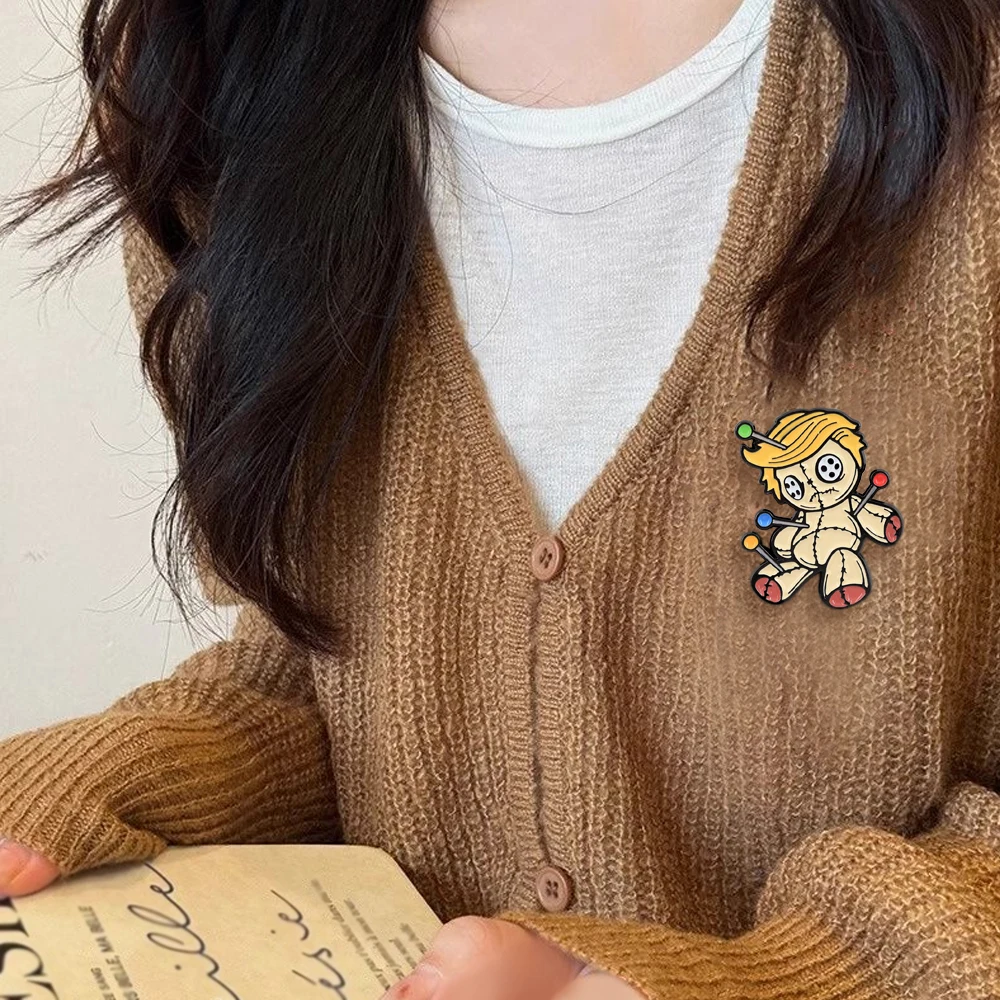 Halloween-Abzeichen mit seltsamen Nähten, Baumwollpuppe, geheimnisvolle, gruselige Nagel- und Nadelpuppe, Emaille-Anstecker, Rucksack-Dekoration, Brosche – Detail 6
