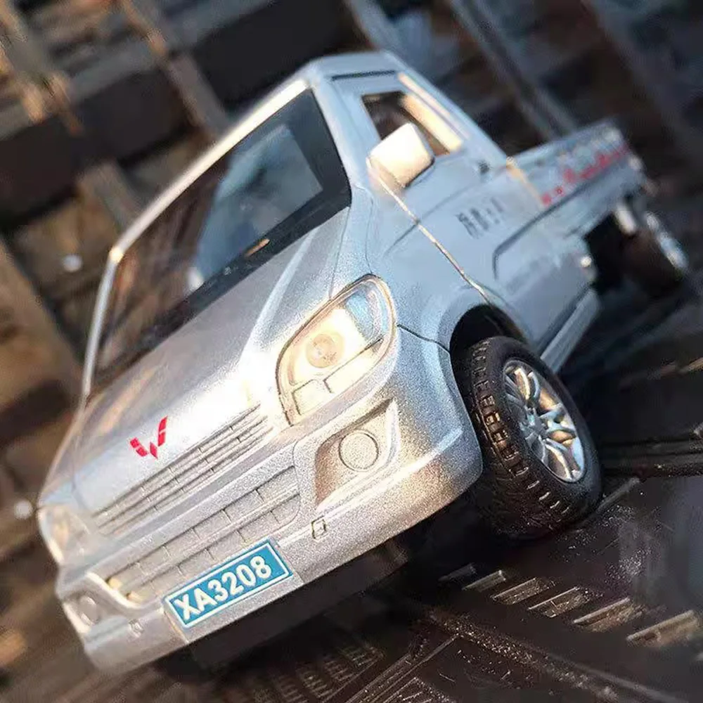 

1:32 Scale WULING Van Truck Model Alloy Toys Cars Alloy Rubber Tires Vehicles Hongguang S Miniature Vans for Children Birthday