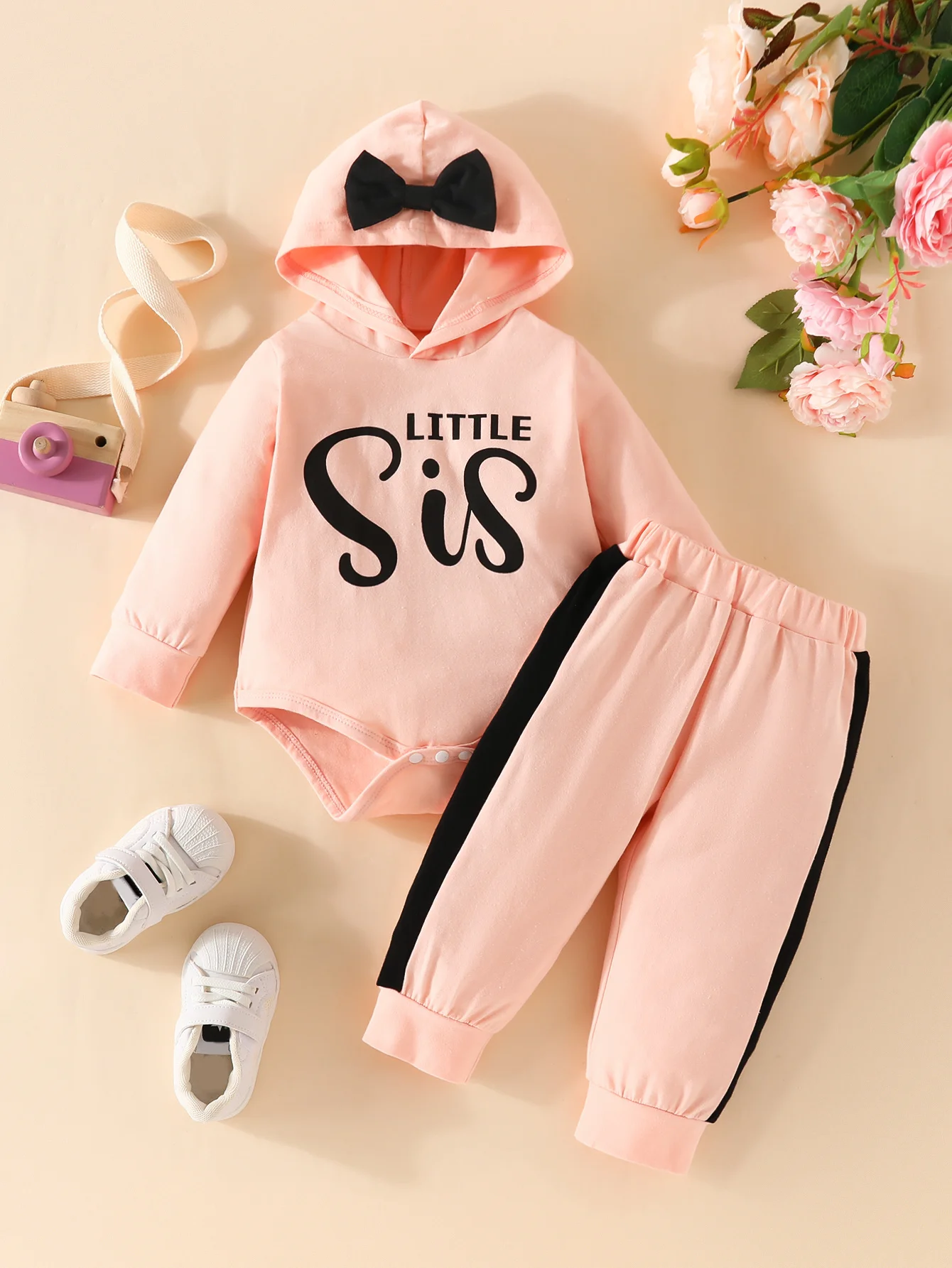 

Комплект одежды для маленьких девочек на весну/осень — комбинезон с капюшоном с буквенным принтом «Маленький Sis» + лоскутные штаны