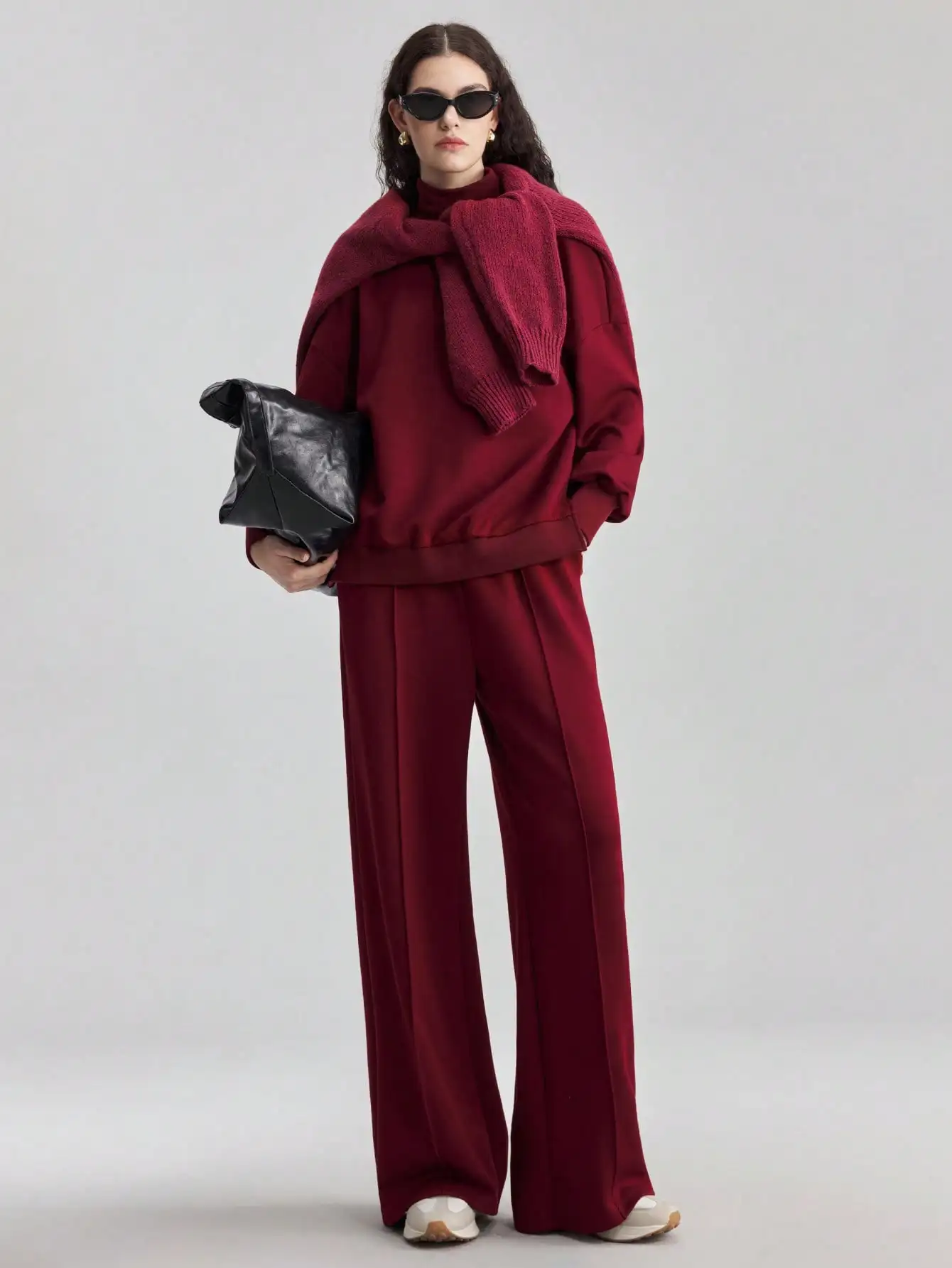Bordeaux 2-delige set: top met hoge hals en lange mouwen & wijde broek, minimalistische urban casual stijl