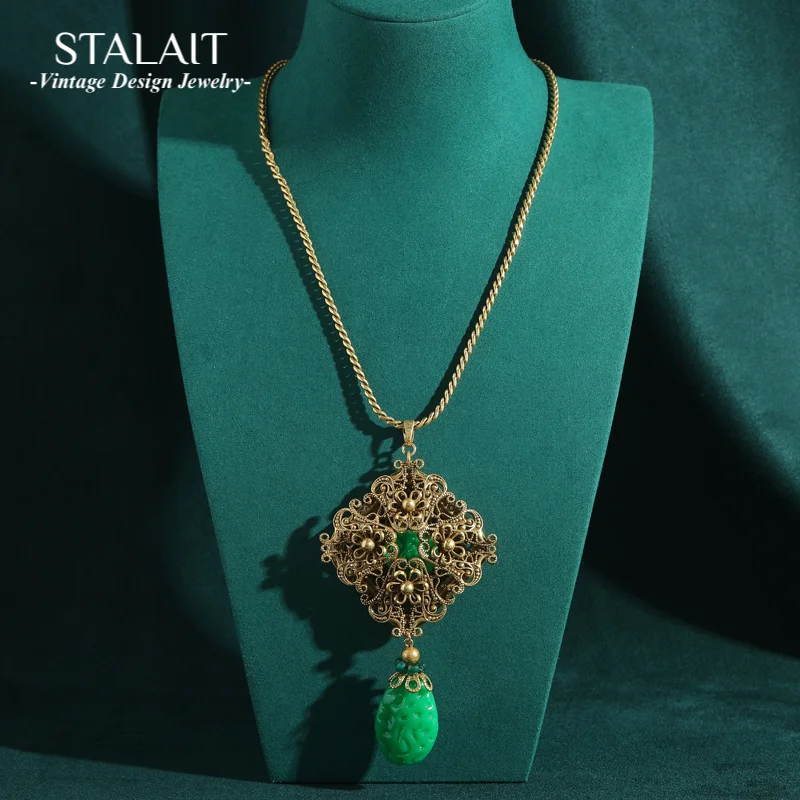 

Vintage Palace Green Pendant Necklace Stone Square Antique Gold Color Flower Jewelry Woman Charm Accessories Luxury Designer