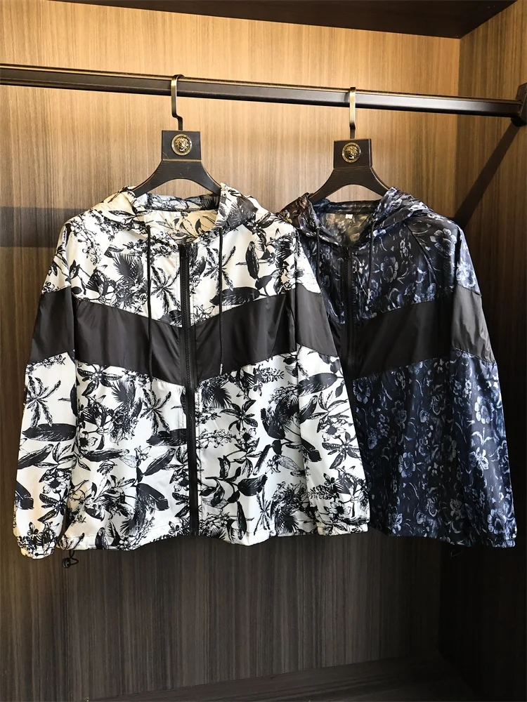 

Легкая летняя куртка унисекс с цветочным принтом, контрастными вставками, капюшоном, на молнии, приталенного кроя, в городском стиле
