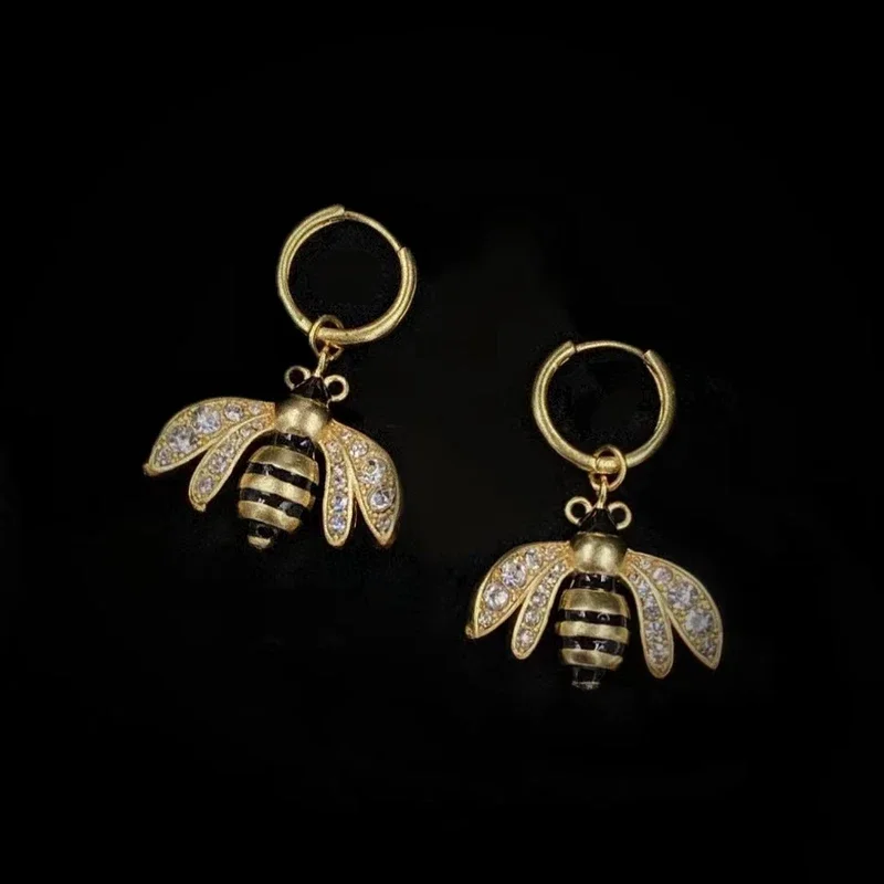 

Medieval high quality bee pearl exquisite earrings