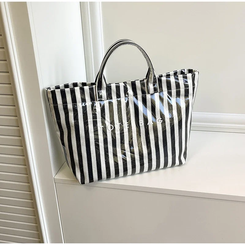 PVC-Tragetasche, wasserdichte modische Damen-Umhängetasche mit vertikalen Streifen, große Arbeitstasche mit Henkel, Shopper-Tasche – Detail 6