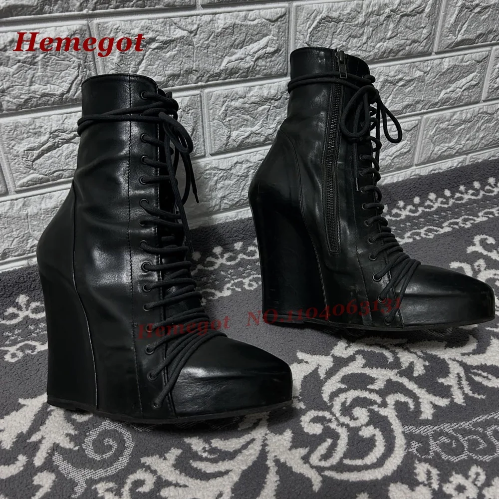 Schwarze Plateau-Patchwork-Stiefeletten mit Keilabsatz, Kreuzbindung, Schnürstiefel für Damen, Winter, plissiert, 2026, neue, prägnante, elegante Schuhe, sexy