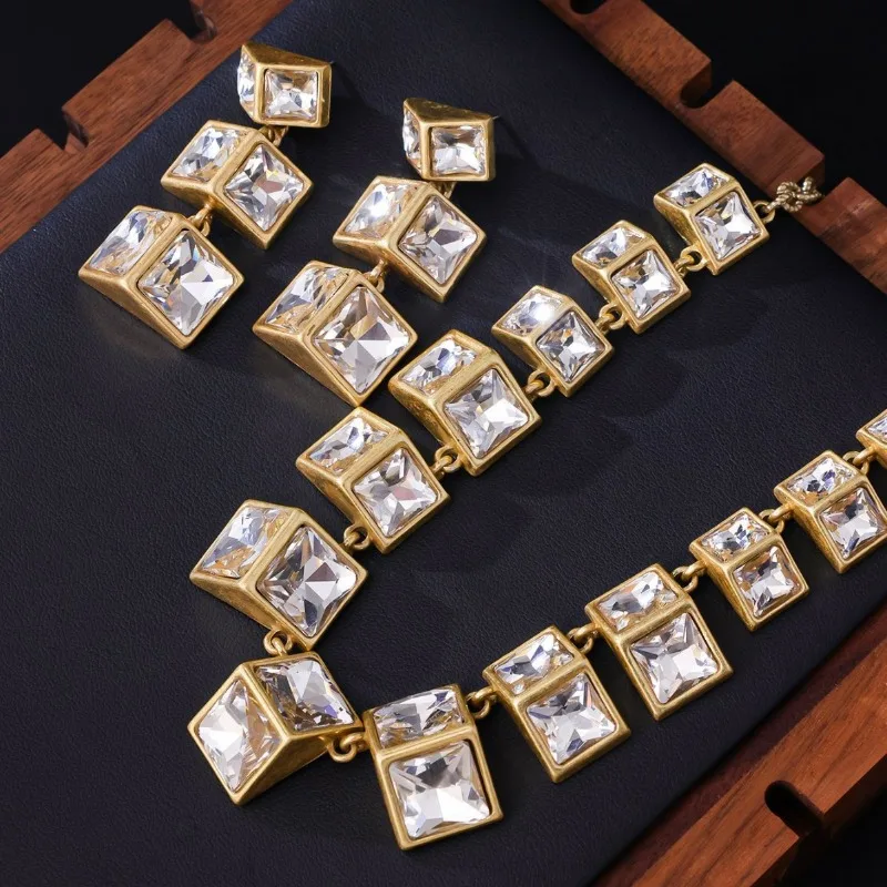 

Французское ожерелье из искусственного хрусталя в стиле легкой роскоши, с индивидуальным дизайном, подчеркивающим темперамент, цепочка на ключицы, легкая роскошь, тяжелая индустрия.