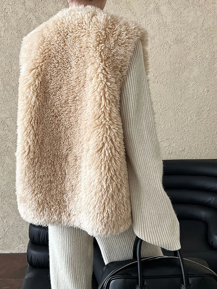 [EAM] Women Beige Lambswool Big Size Thick Keep Warm Vest New V-collar Sleeveless Fashion Tide Autumn Winter 2024 1DH7906