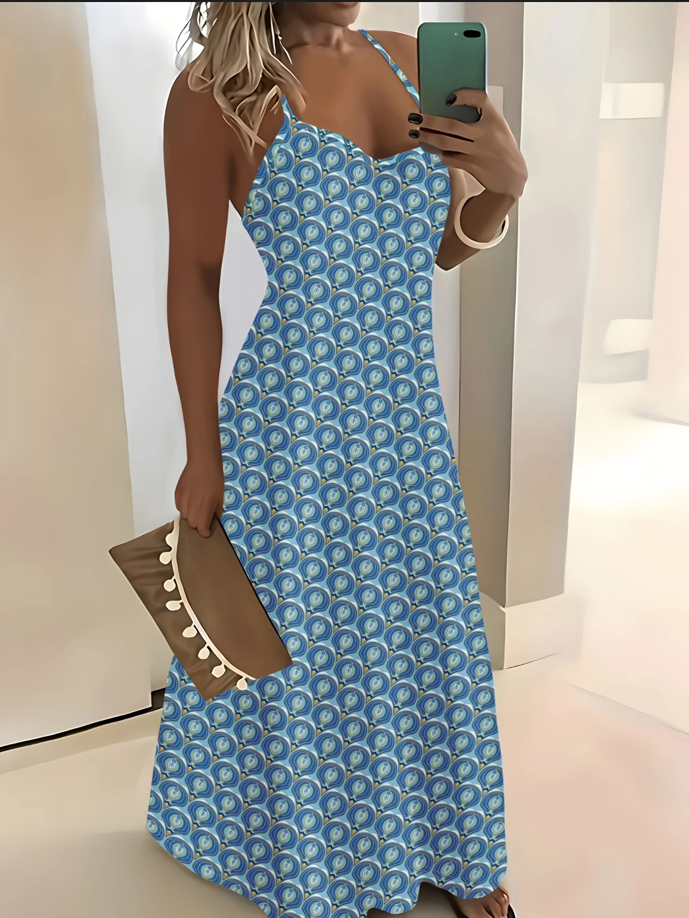 

Платье с принтом в летнем повседневном стиле, синее, с круговым узором и тонкими бретелями.