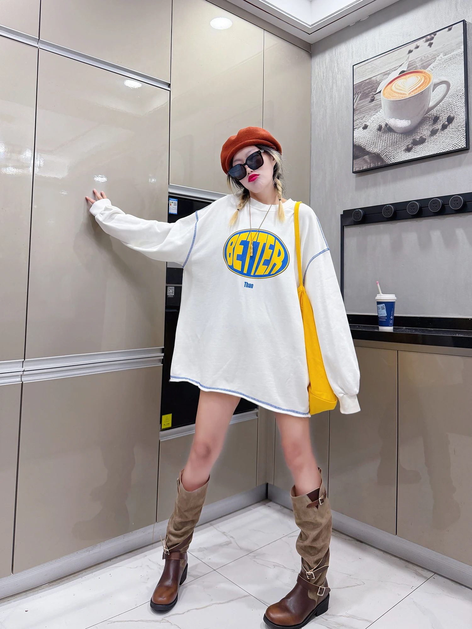 Felpa allentata con stampa di nuove lettere autunno inverno di marca alla moda da donna Top a maniche lunghe di media lunghezza semplice ed elegante strato base