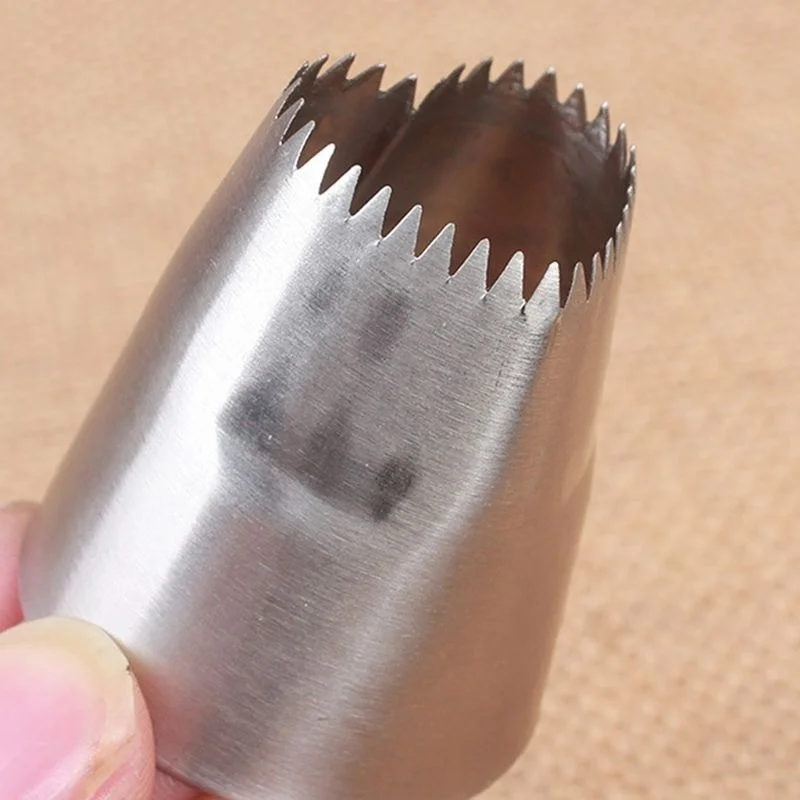 1pc, Heart Shaped Serrated Pipping Tip, Love Icing Nozzle Tips For Frosting, For Cupcake Cake Decorating