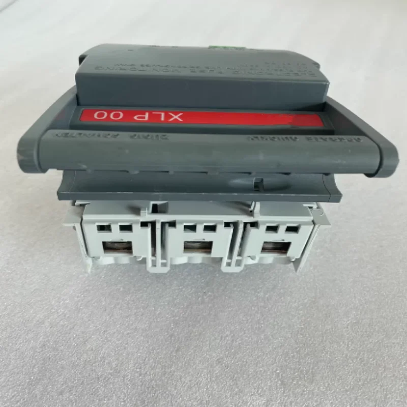 

Совершенно новый оригинальный выключатель XLP00 3P