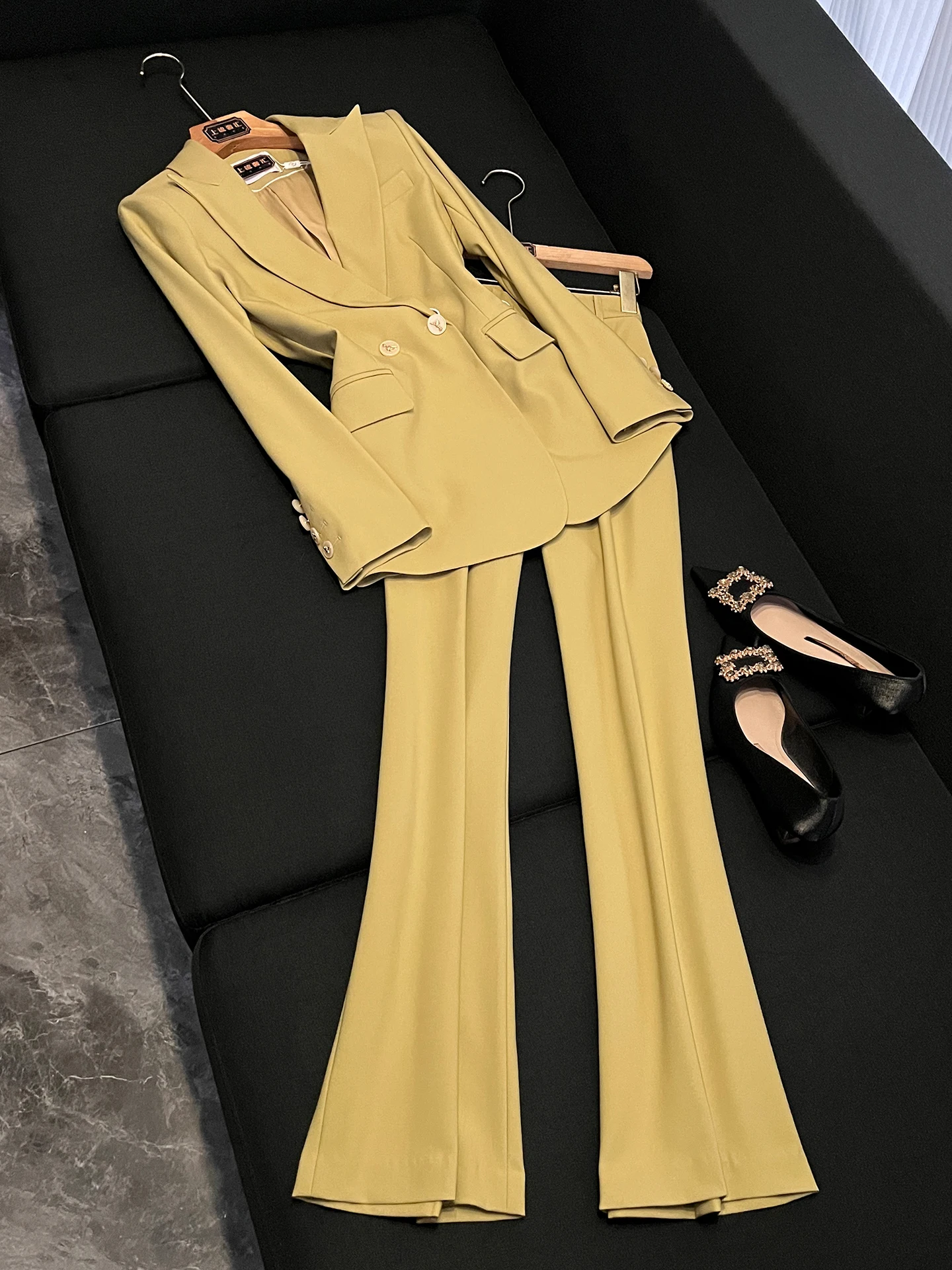 

Элегантный деловой женский костюм с длинными рукавами, состоящий из двух предметов: брюки с высокой талией и пиджак, профессиональный формальный наряд из полиэстера.