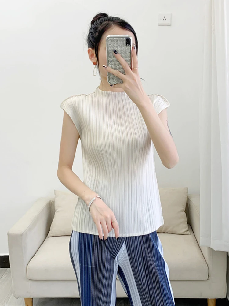 GVUW Women Pleated Sleeveless Solid Color T-shirt Round Collar Pullover Slim Fit 2024 Summer Female Fashion Clothing 17D392