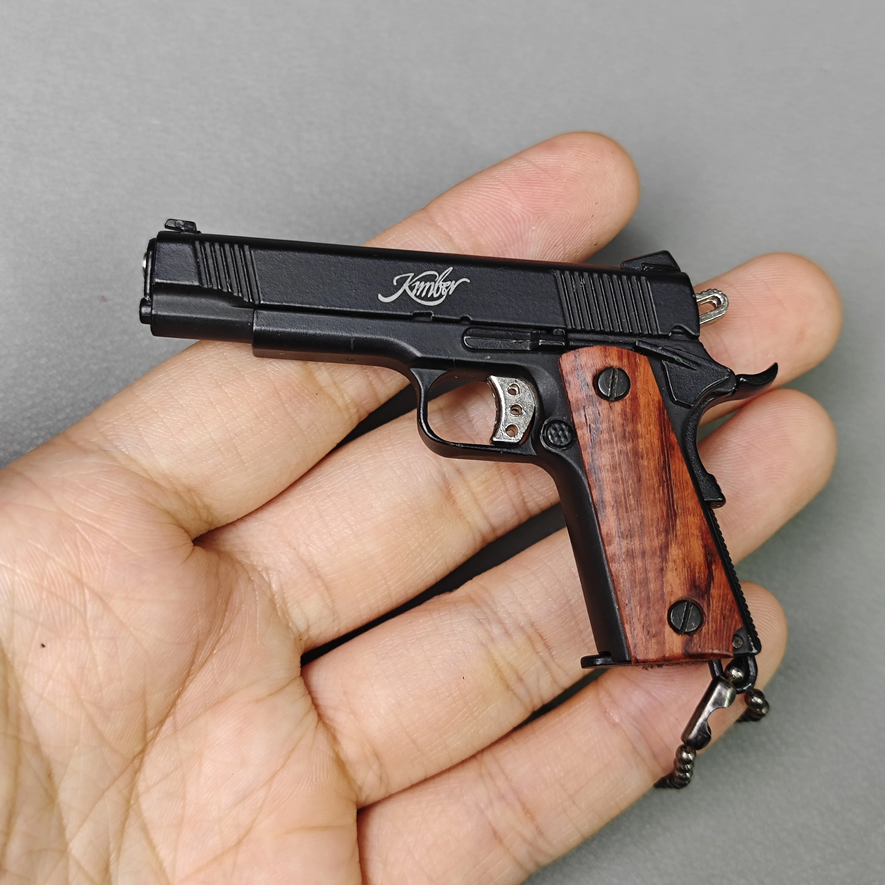 1911 كيمبر الأسود المفاتيح المعدنية بندقية المفاتيح مع مقبض الخشب مسدس صغير المفاتيح أفضل هدية للرجل ابن له الزوج الصبي