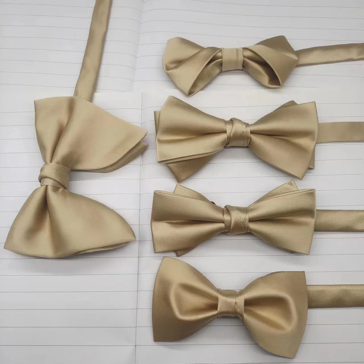 

Men's formal business suit, solid color champagne color, groom, best man wedding hosting trend