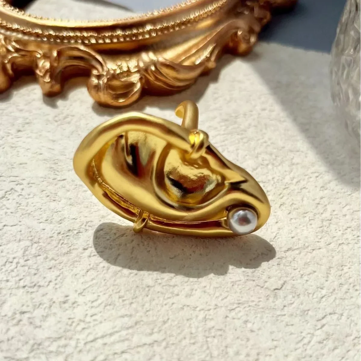 Vintage Abstract Fashion Personality Ear Pearl Ring Fashion Characteristics