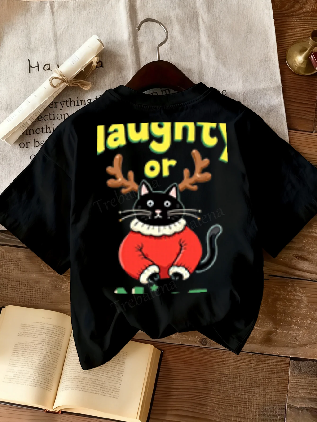 

Женская футболка Непослушная или красивая рождественская футболка с котом для женщин