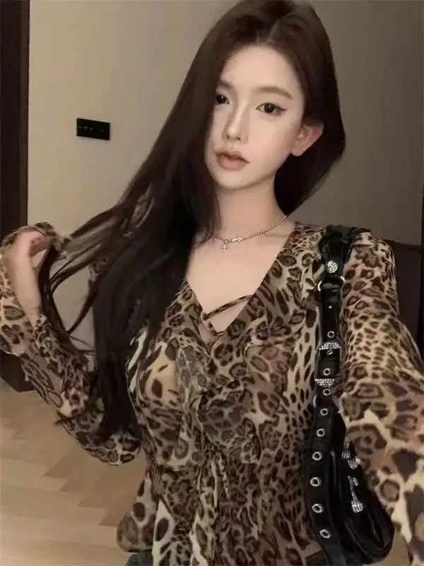 เสื้อยืดลายเสือดาวสไตล์ Y2K ฮาราจูกุ เสื้อระบายสไตล์กรันจ์ เสื้อคอวีทรงไม่สมมาตร สไตล์วินเทจยุค 2000