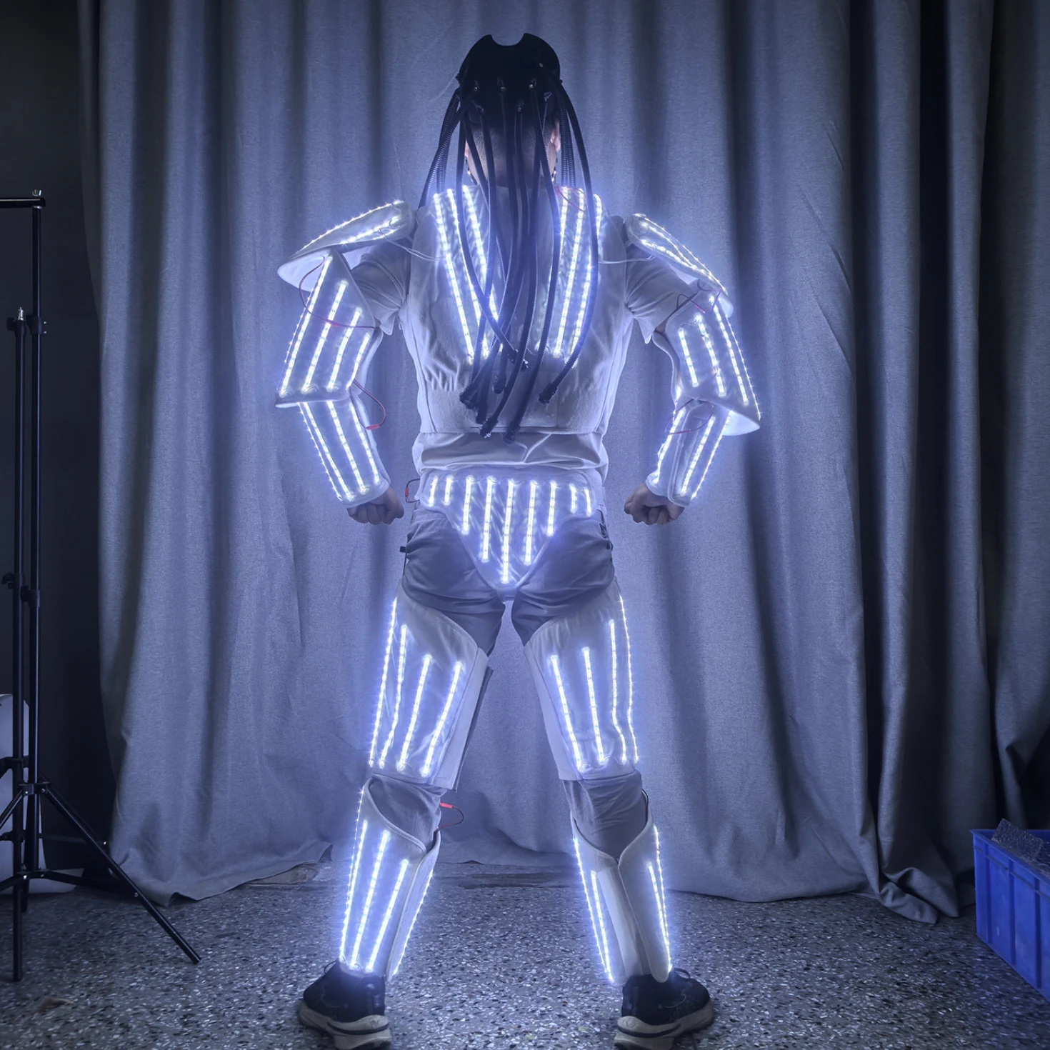 

White Light up LED Robot Armor Suit Men Nightclub Carnival Halloween Cosplay Costume Party Parade Stage Performance Wear 2026