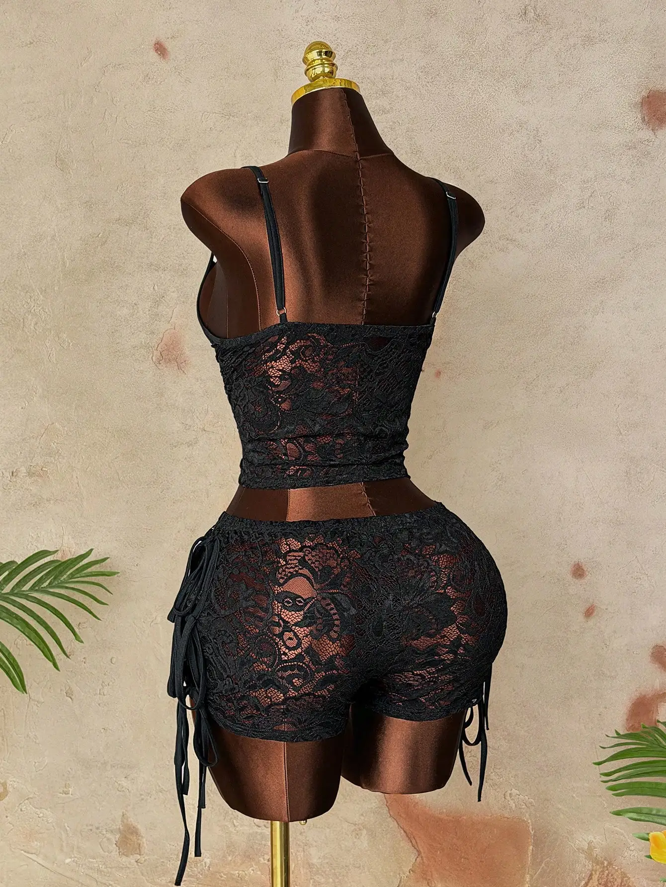 V Neck Cami Top - プラスサイズセクシーブラックレース2ピースセット、深いVネックタイフロントキャミトップとドローストリングサイドショートパンツセット、Y2Kナイトクラブパーティーウェア