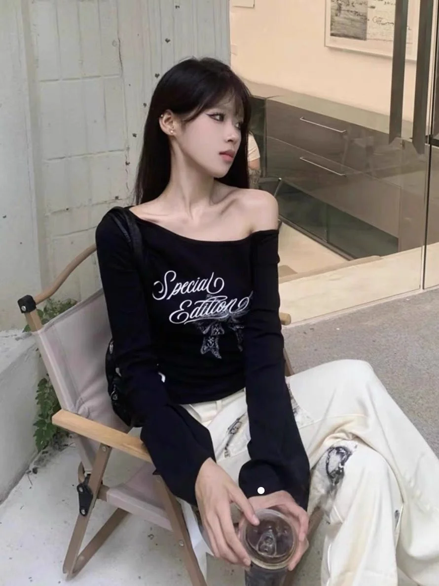 

Retro American Bla Print Asymmetrical oulder Long Sve Women's T-irt Slim Fit Spicy Girl Top for Autumn Season