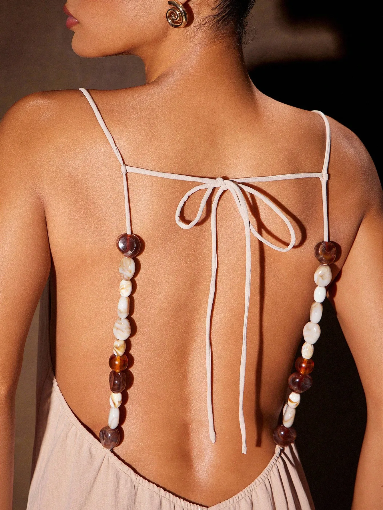 

Струящееся платье макси с бисерными бретелями на спине и глубоким вырезом на спине