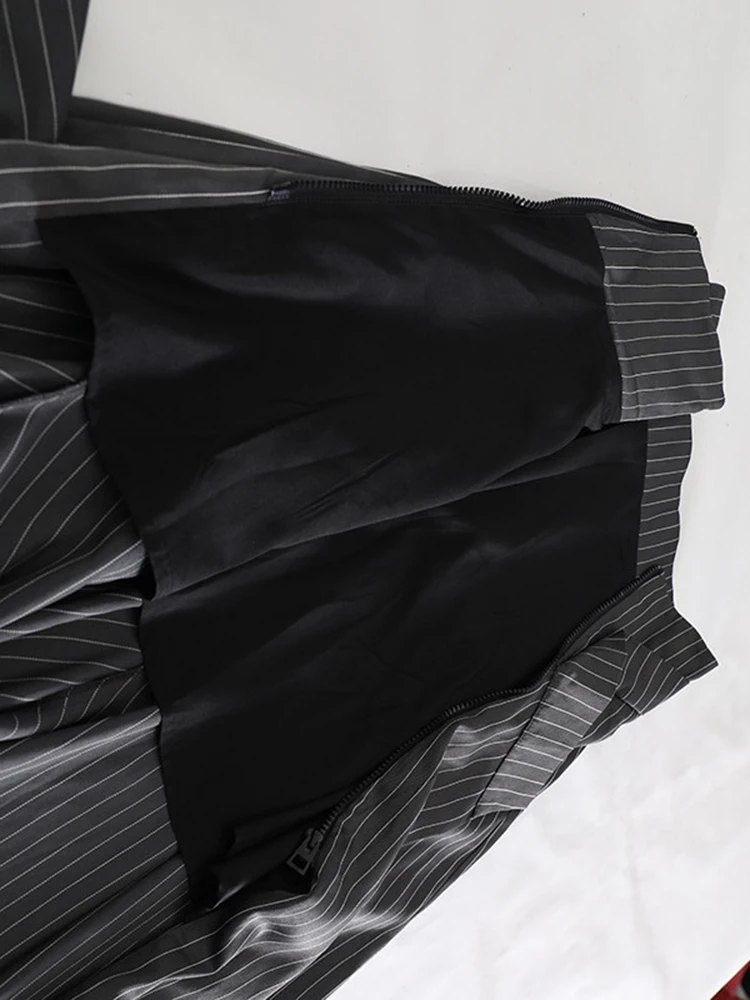 [EAM] High Waist Gray Striped Irregular Pleated Elegant A-line Half-body Skirt Women Fashion Tide New Spring Autumn 2026 1DJ7864