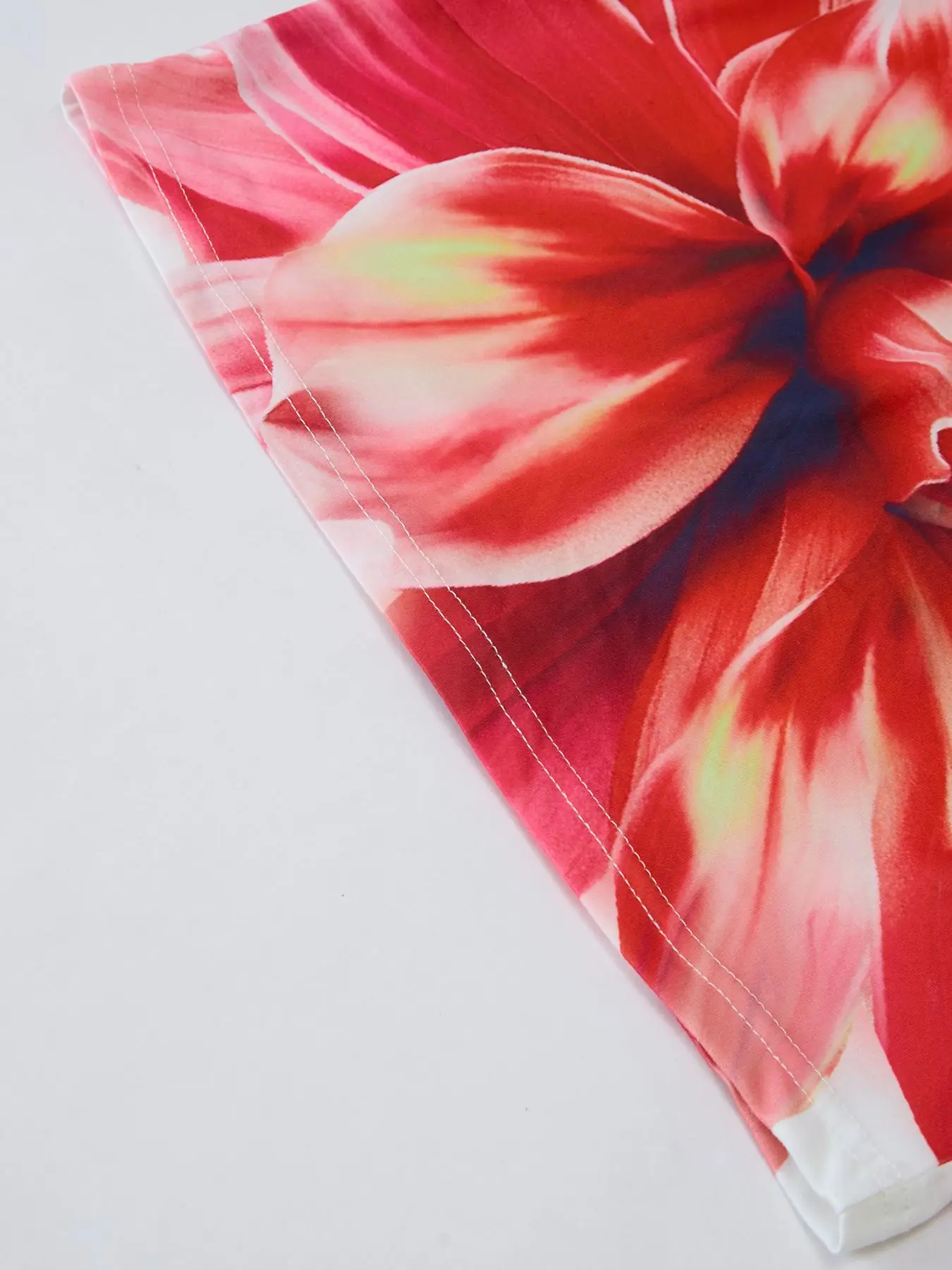 Damen-Strandkleid mit grafischem Blumenmuster, sexy ärmelloses Kleid mit Batikmuster, Damen-Sommerkleid für den Urlaub, figurbetonte Kleidung – Detail 14