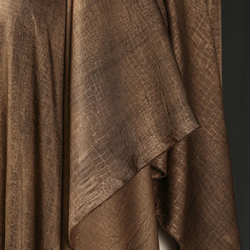 

Ткань с тисненым узором под черное золото и коричневую чешую, с бронзовым отливом, в стиле ретро, с текстурой бионической кожи, креативная дизайнерская ткань для одежды