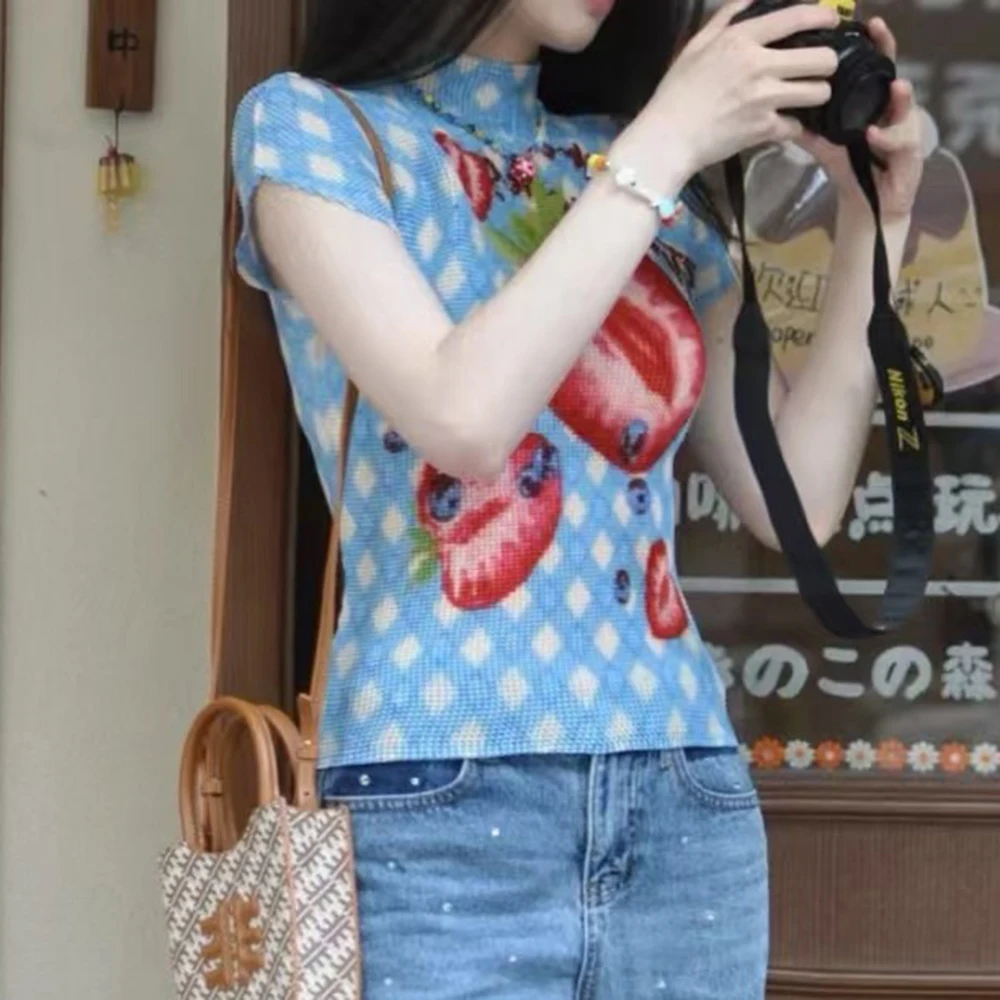 Sweet and cool blue plaid strawberry print pleated shirt women's summer slim-fit semi-turtleneck short-sleeved top view 4