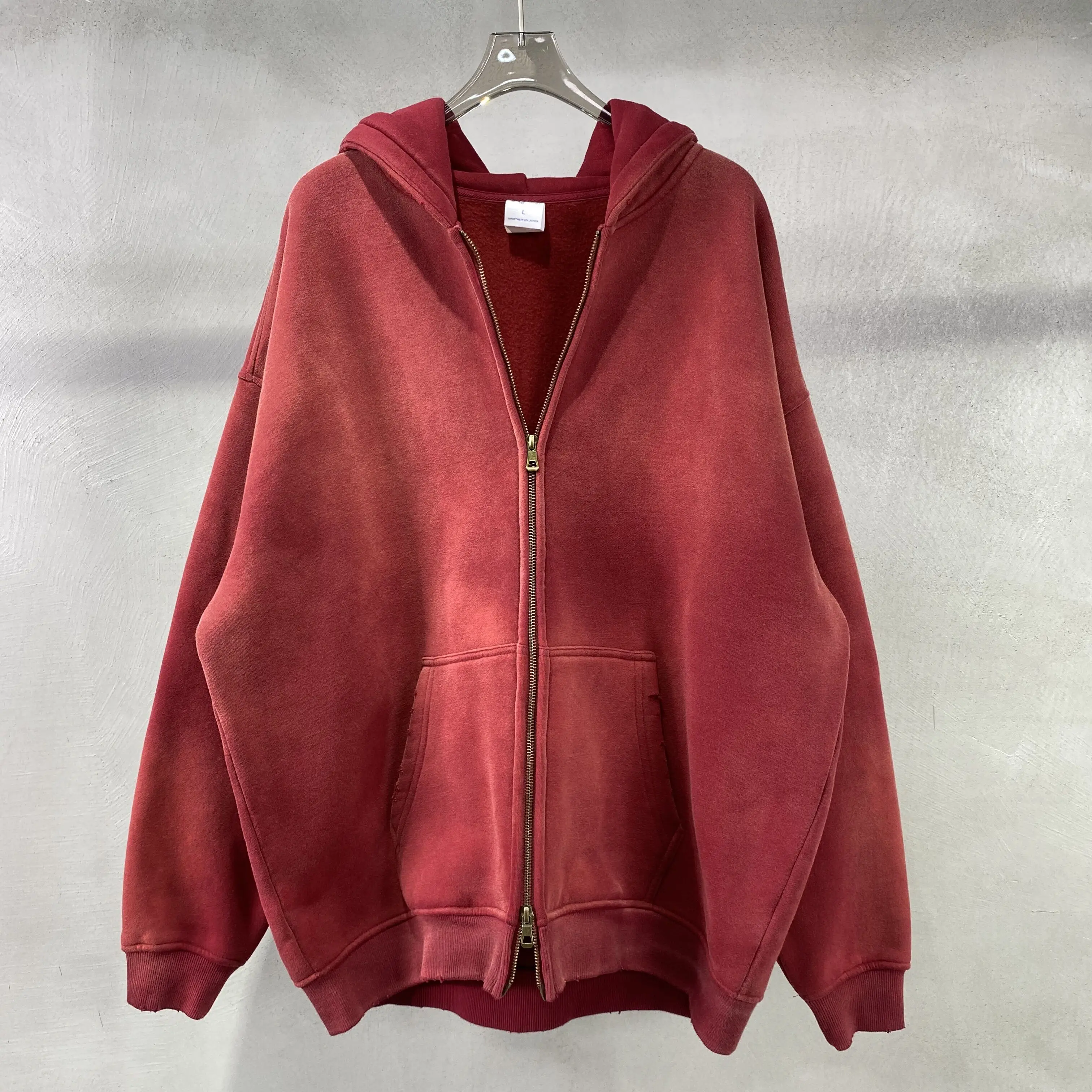 Winterverdikte, gespray-geverfde vintage hoodie met dubbele ritssluiting uit 2023,