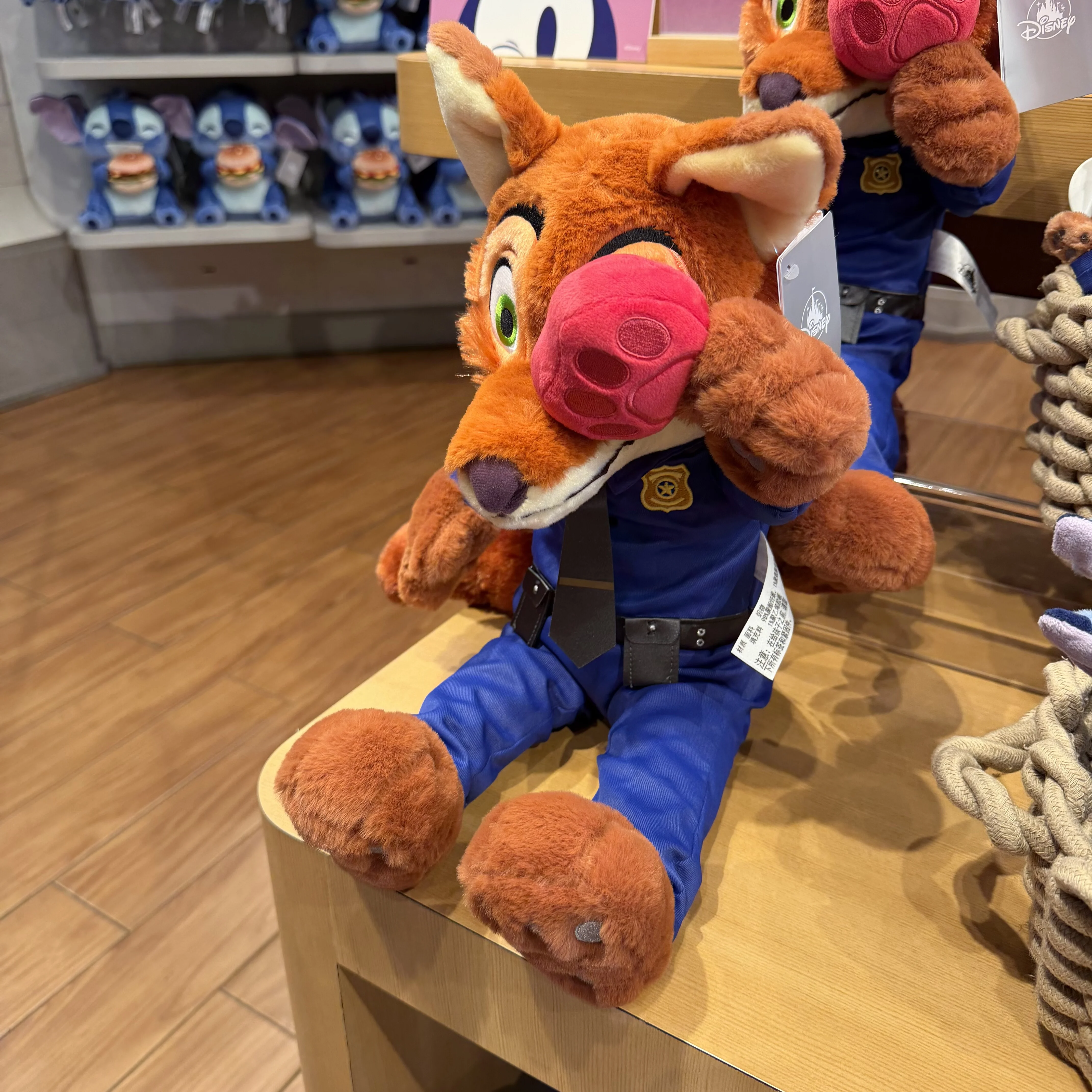 พวงกุญแจของที่ระลึกจากดิสนีย์ที่มีสติทช์กำลังรับประทานอาหาร ตุ๊กตาเรย์เบน และตุ๊กตาซูโทเปีย