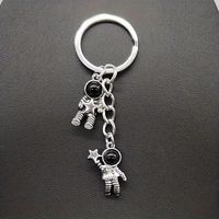 1pc Retro Space Travel Astronaut Key Ring For Men, Metal Astronaut Pendant Keychain, Jewelry Accessories For Backpack