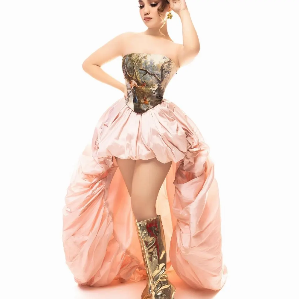 

Элегантная розовая атласная асимметричная бальная юбка с высоким разрезом и эффектным хвостом для свадьбы, фестиваля и сцены, объемный дизайн с рюшами