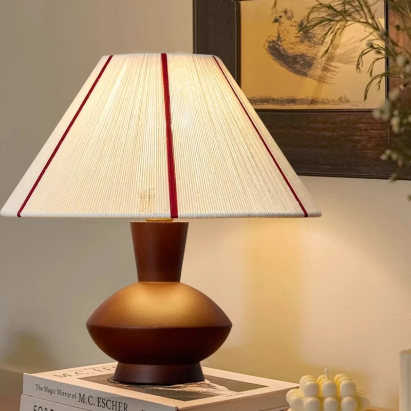 French Medieval Retro Solid Wood Table Lamp Creative Hand-woven Romantic Atmosphere Restaurant Living Room Bedside Desk Light