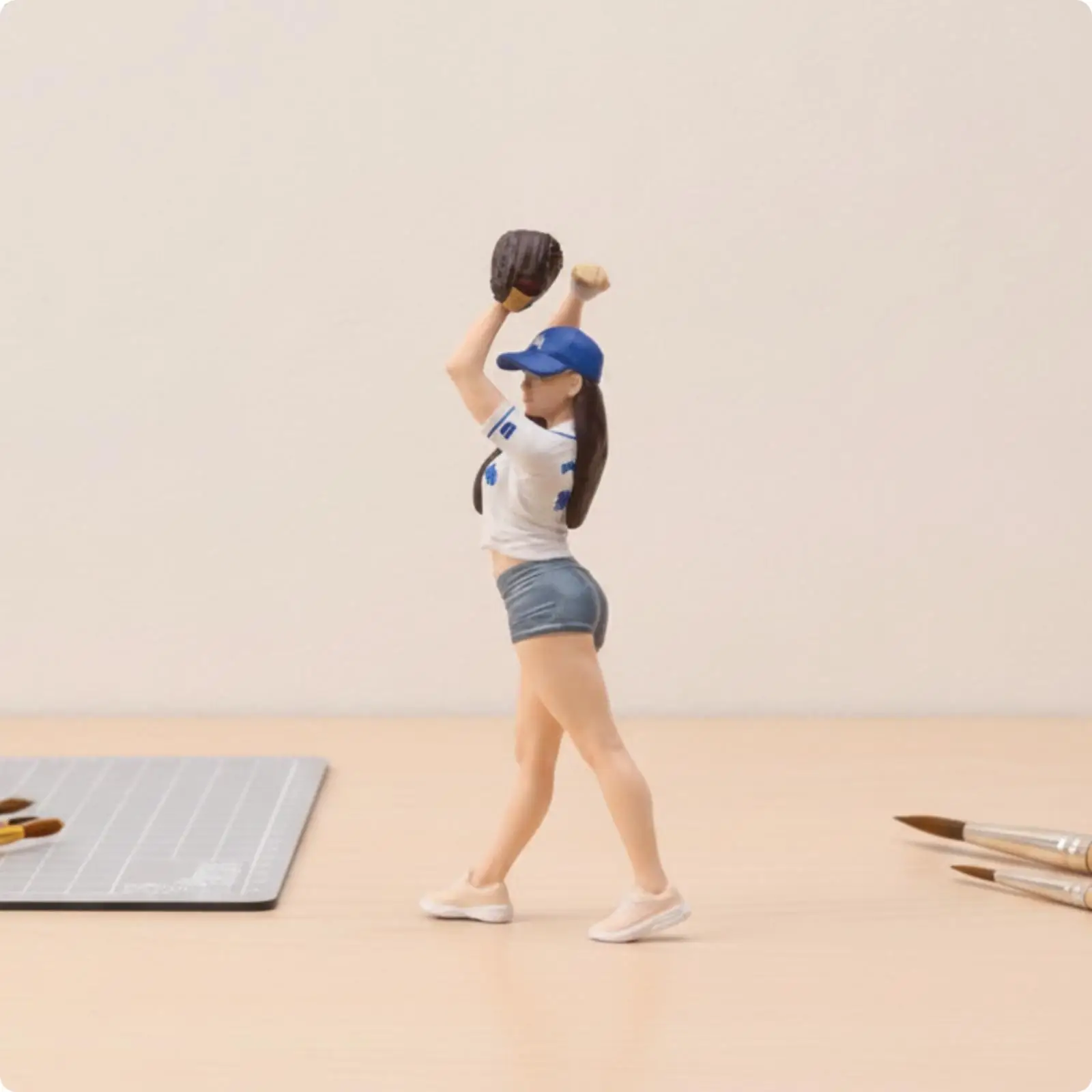 Resin Baseball Pitcher Girl Miniature Figure Art Statue for Hobby Display Case with Athletic Pitching Motion and Fine Craft