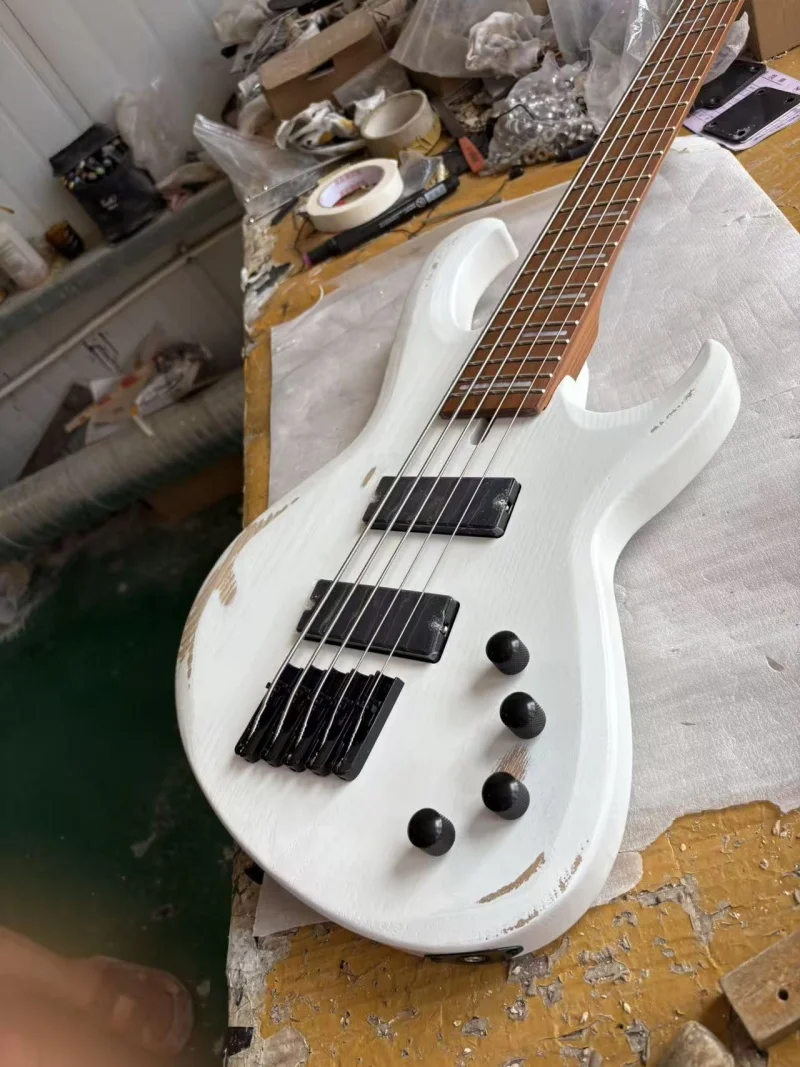 Customized 5-string electric bass, maple fan-shaped fretboard, black hardware, active electronic equipment, free delivery