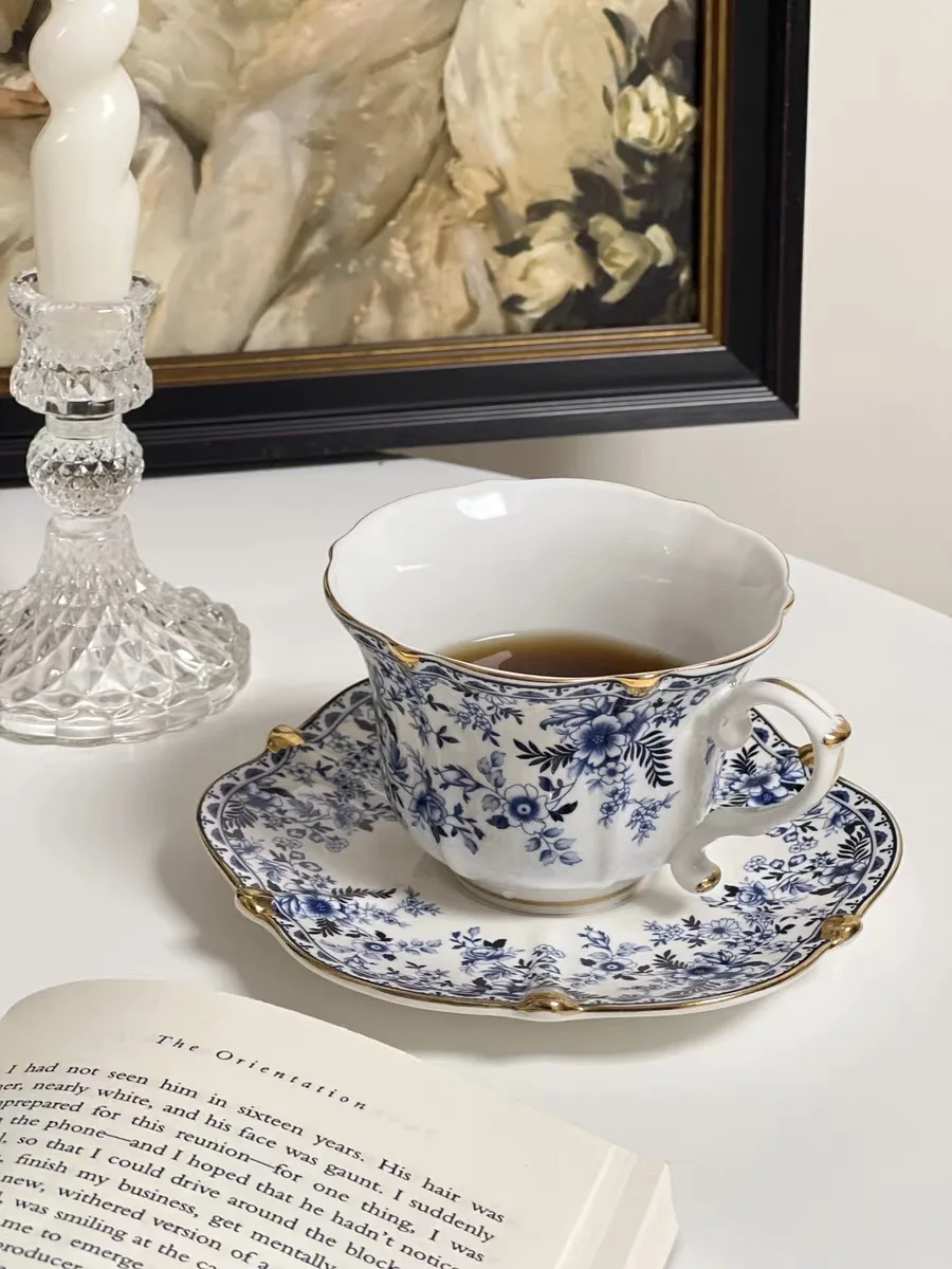 

Британские синие и белые фарфоровые кофейные чашки и тарелки, керамические ретро европейские изысканные высококачественные легкие роскошные чашки для послеобеденного чая