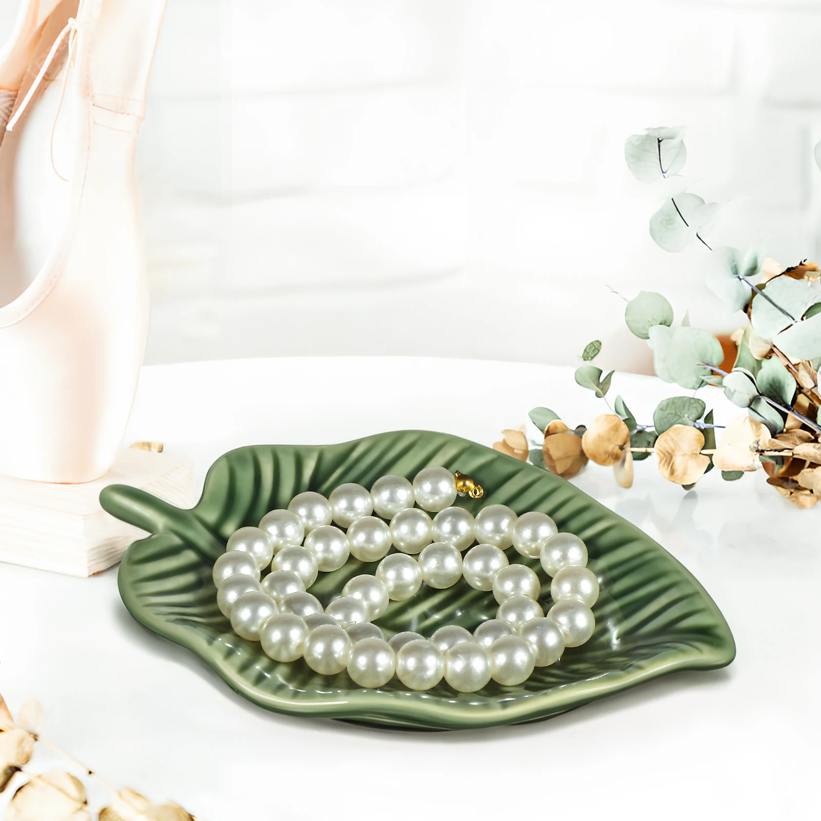 

Green Leaf Tray Ceramic Jewelry Holder for Rings Watches Earrings Storage Decorative Desktop Trinket Plate Elegant Nordic Ring