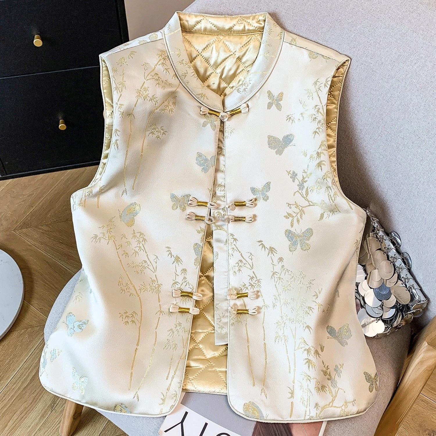 

Изысканный вышитый жилет в винтажном китайском стиле 2026 года с воротником-стойкой и дисковой застежкой, женский утепленный модный жилет