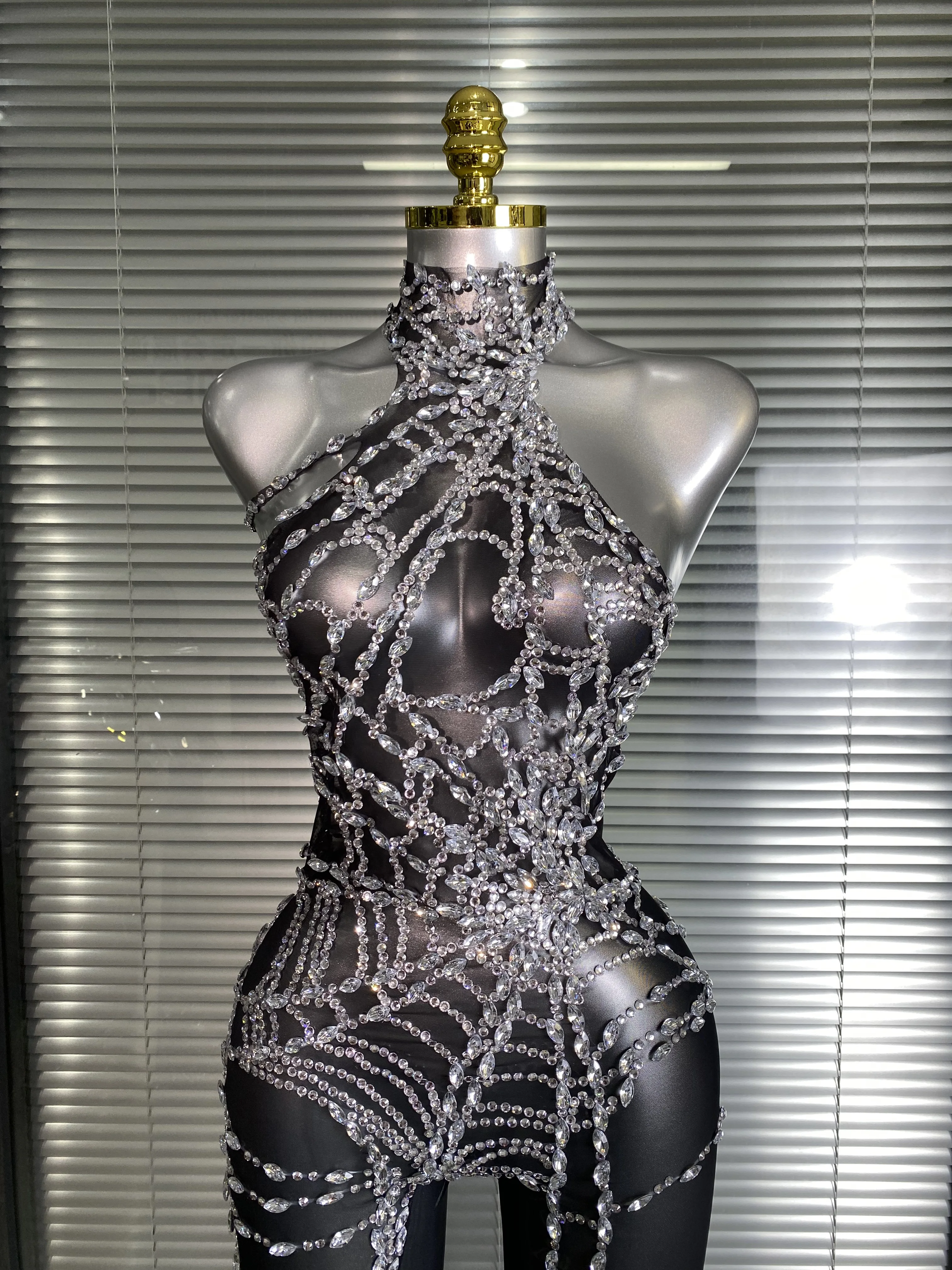 Tuta da donna sexy in cristallo Celebrity Designer Spider Web Maglia elastica Sheer Pelle nera Cantante Ballerino Stage Night Club Pagliaccetti