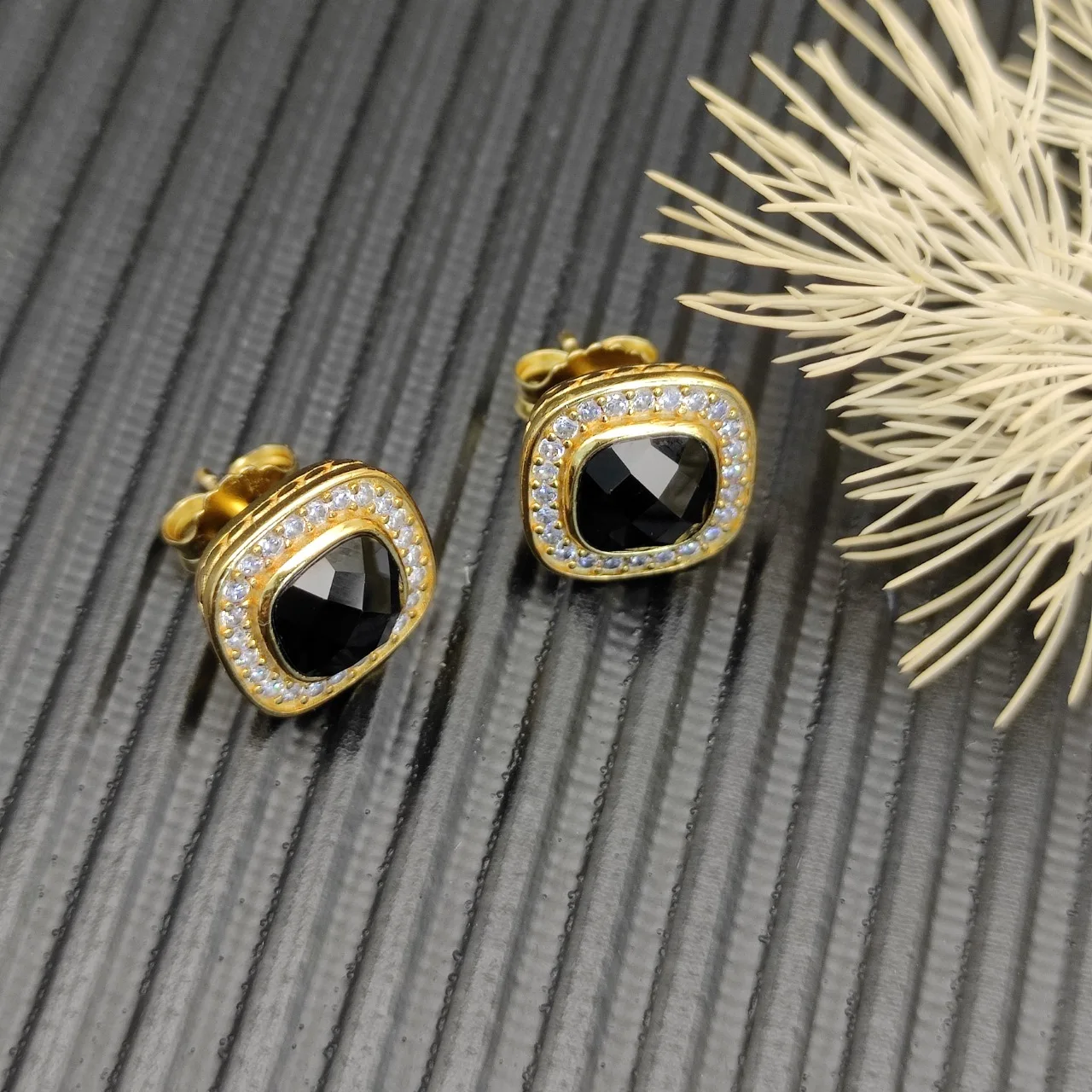 

Новая коллекция высококачественных ожерелий DY 2026: Изысканные и элегантные, идеально подходят для любого случая, подходят как мужчинам, так и женщинам. 3 модели.