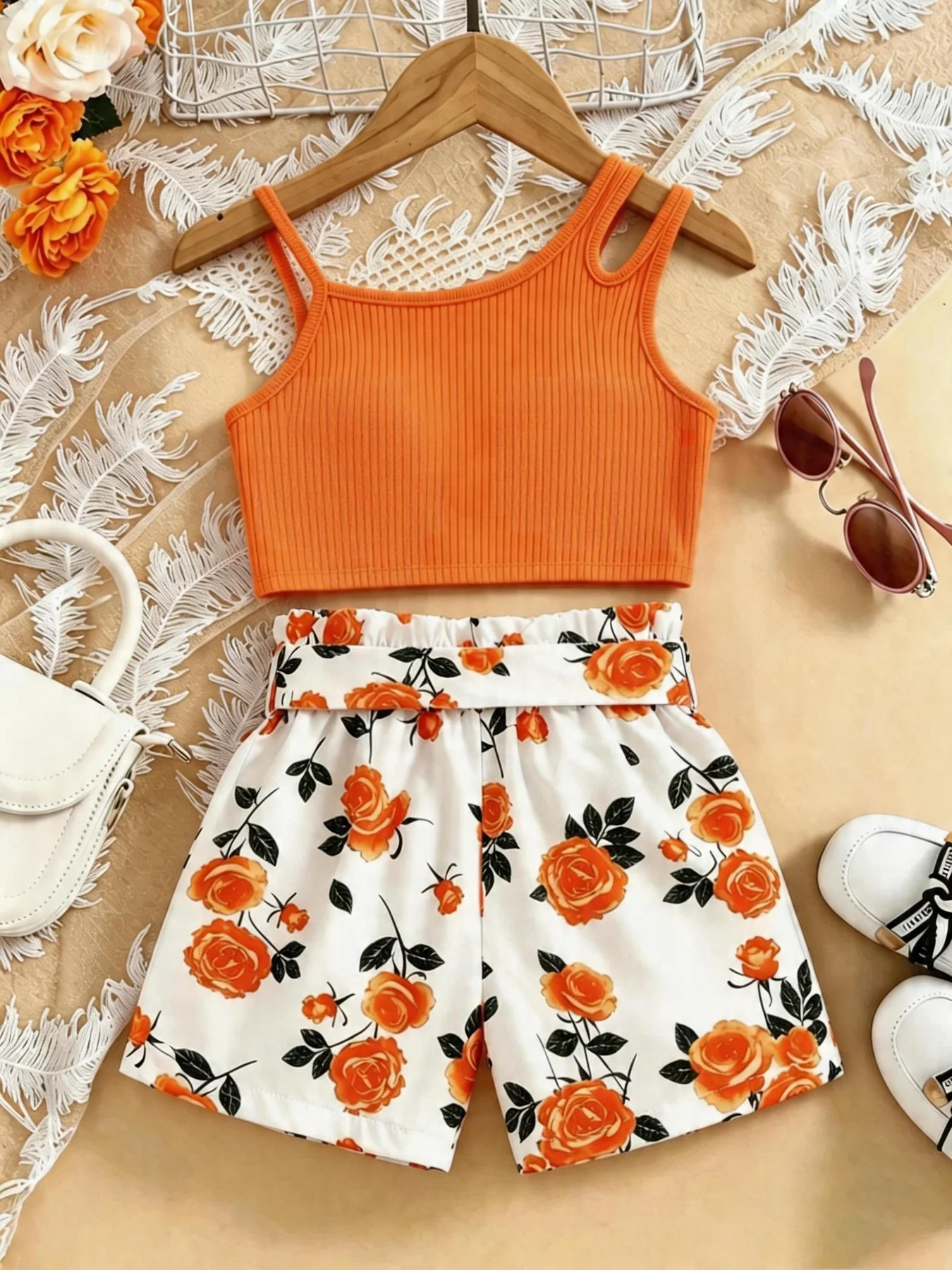 Mädchen-Kleidungsset in einfarbiger Ausführung mit ärmellosem Oberteil und Shorts mit Schleifenborte, diagonales Kragendesign für Kinder. – Detail 4