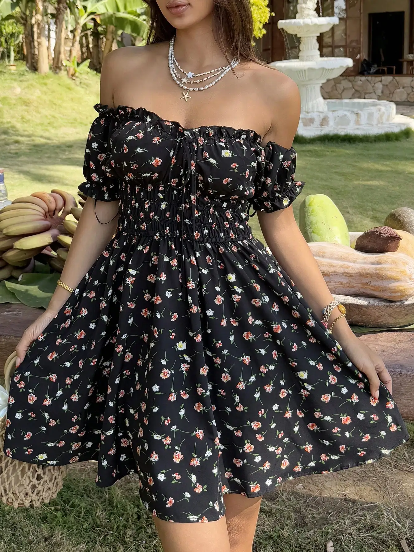 

Летнее платье А-силуэта с цветочным принтом, оборками и открытыми плечами, с завышенной талией