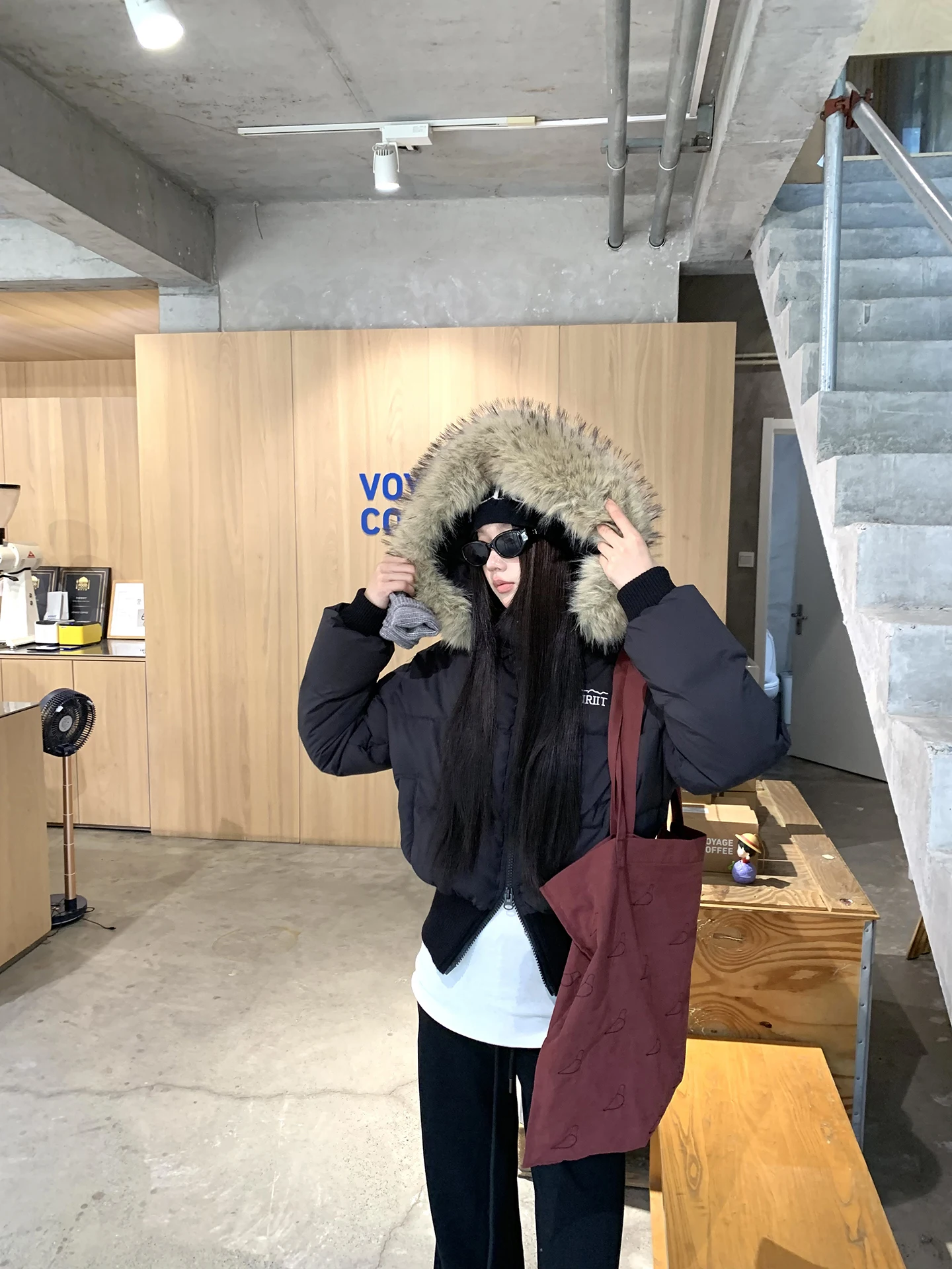 سترة نسائية قصيرة من ريد سيليبريتي ستوديو، مصنوعة من ريش البط الأسود، موديل شتاء 2025 الجديد، 90% ريش بط أبيض، دافئة وأنيقة ل...