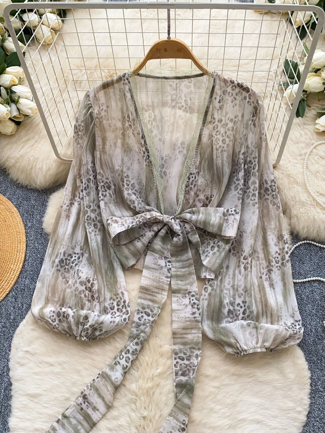 

Korean Style Commuter V-neck Belted Waist Leopard Print Shirt Women's Spring Lantern Sleeve Fashionable Versatile Top