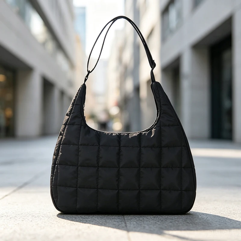 Minimalistische, gesteppte, voluminöse Tragetasche, modische Damen-Handtasche im Hobo-Stil, große Kapazität, gepolstert, tragbar, Winter-Schultertasche für den täglichen Gebrauch. – Detail 2