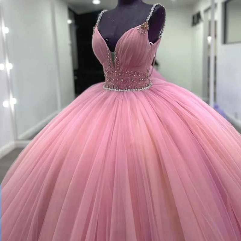 

Розовое платье Quinceanera с открытыми плечами и блестящими кристаллами, кружевные оборки, длинный хвост, платья de 15, Quinceanera ﻿ Настроить
