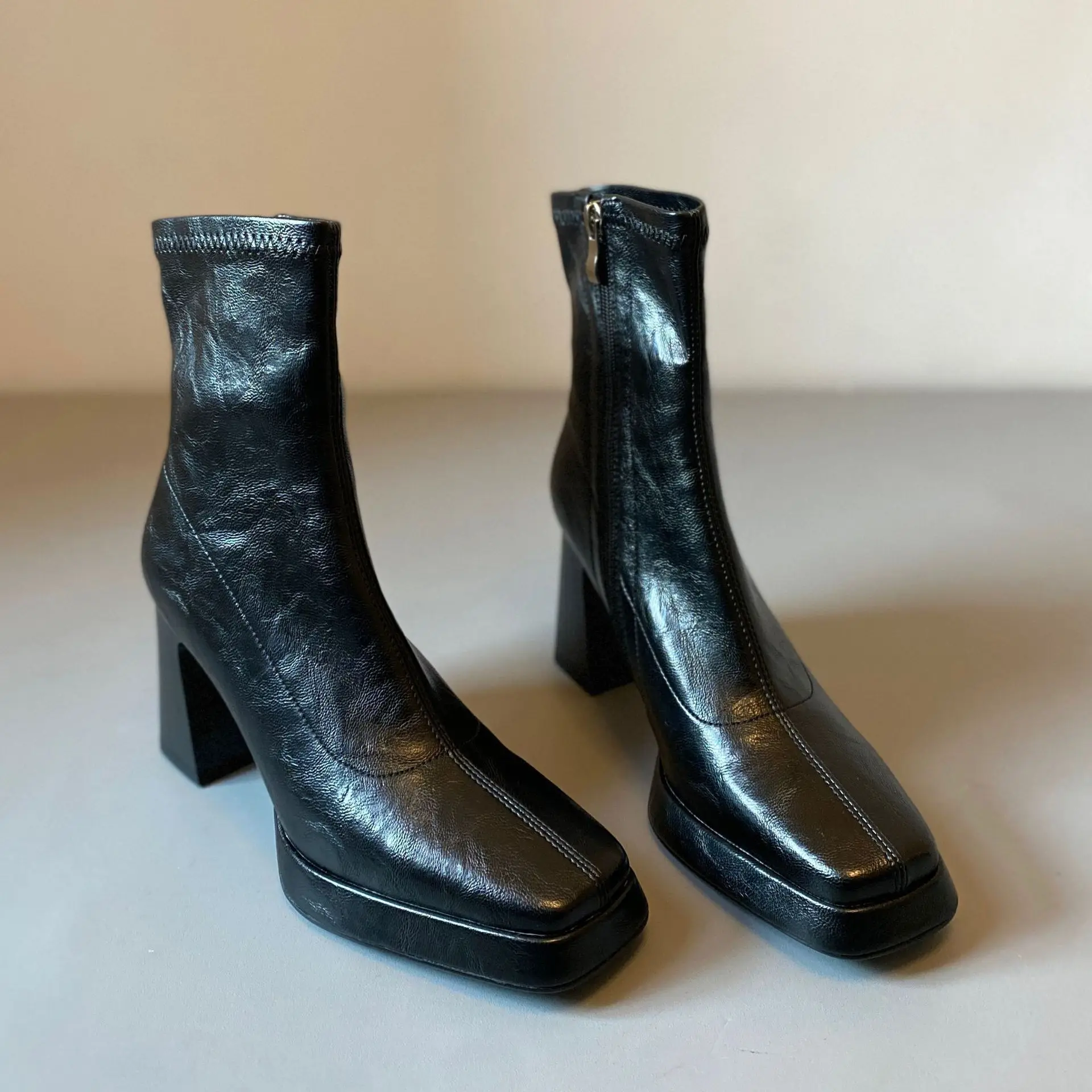 Nuova piattaforma impermeabile Leggera Chelsea Punta quadrata Catena laterale Stivaletti stile autunno inverno Scarpe décolleté da donna sottili ed eleganti