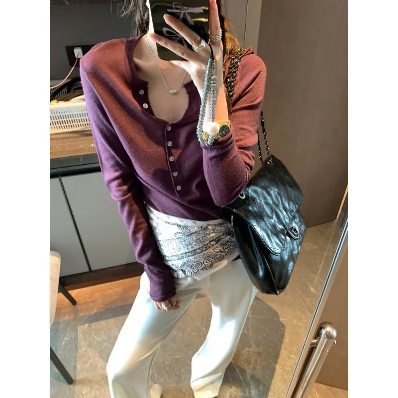 2025 Suéter de punto delgado y delgado con hombros delanteros y media tapeta con botones de moda Europa y América